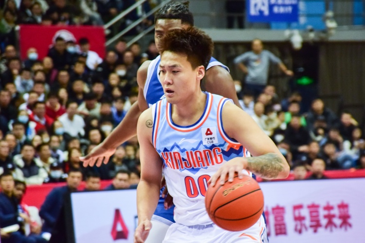 媒体人:曾凡博冲击NBA让北京锋线大打折扣 但赵睿能顶3号位
