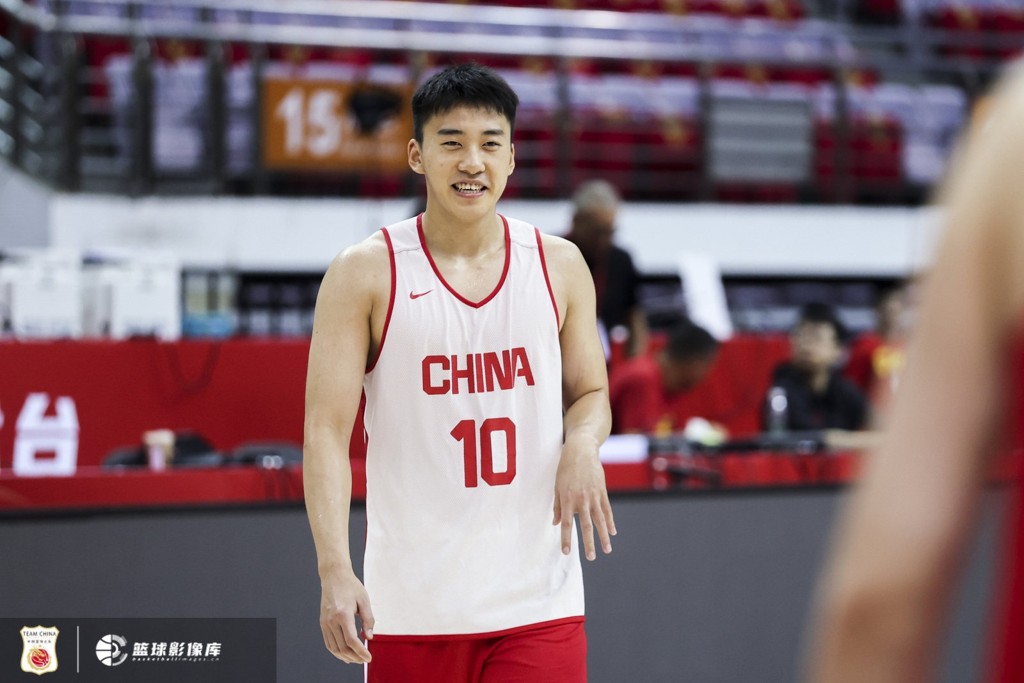 媒体人:27年理想阵容是不是归化+赵睿/小崔+俊杰+小曾+瀚森