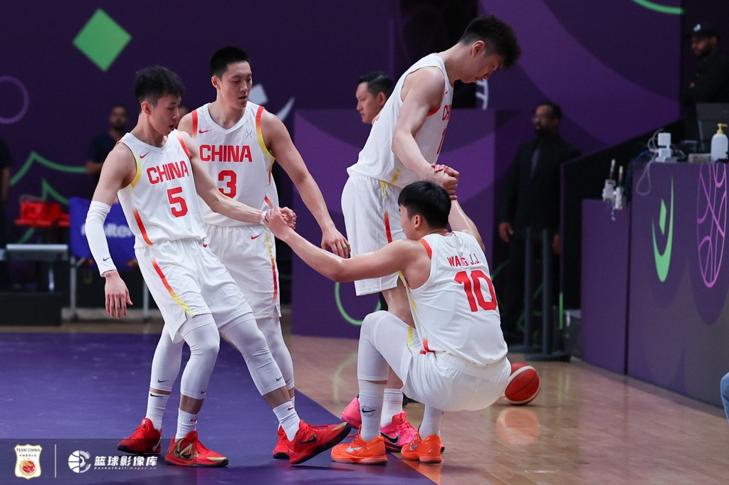 媒体人:区域防守都怕质量高的转移球 中国队后卫线反应一定要快